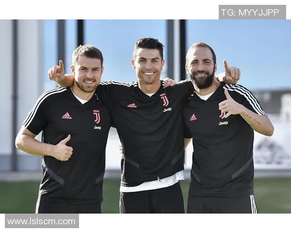 拉姆足球:探索足球运动中的战术创新与团队协作的完美结合